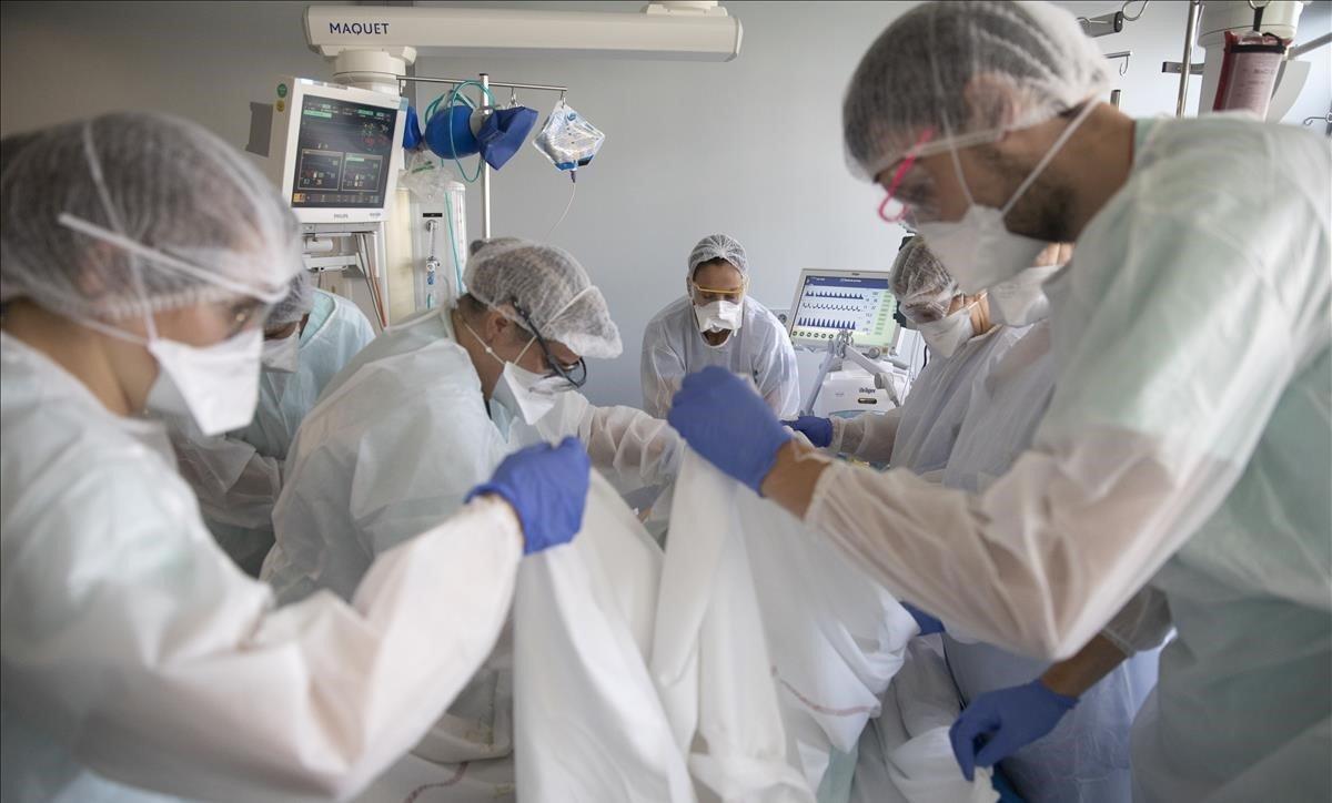 Personal sanitario atiende a un paciente con covid-19 en un hospital de Estrasburgo.