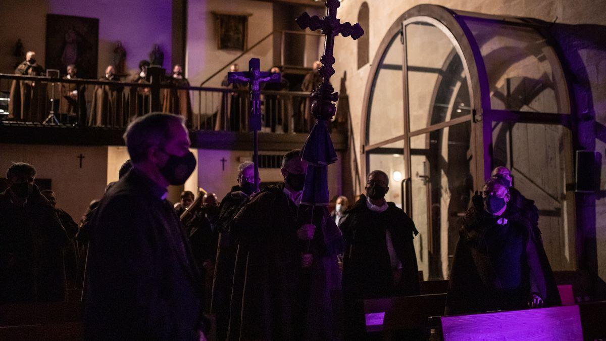 Hermanos de la Cofradía de las Capas Pardas en la iglesia de Olivares, su sede canónica.