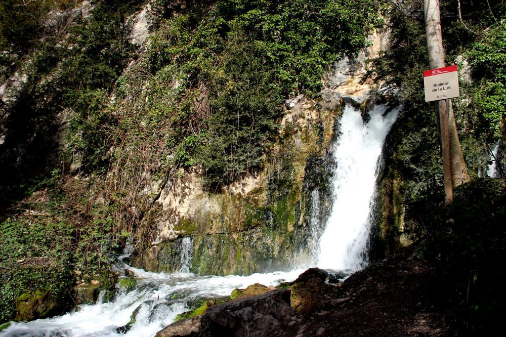 Berguedà. Al municipi berguedà de Gisclareny hi ha el Bullidor de la Llet, una espectacular font natural que brolla entre una fissura que hi ha en una gran paret de roca calcària.