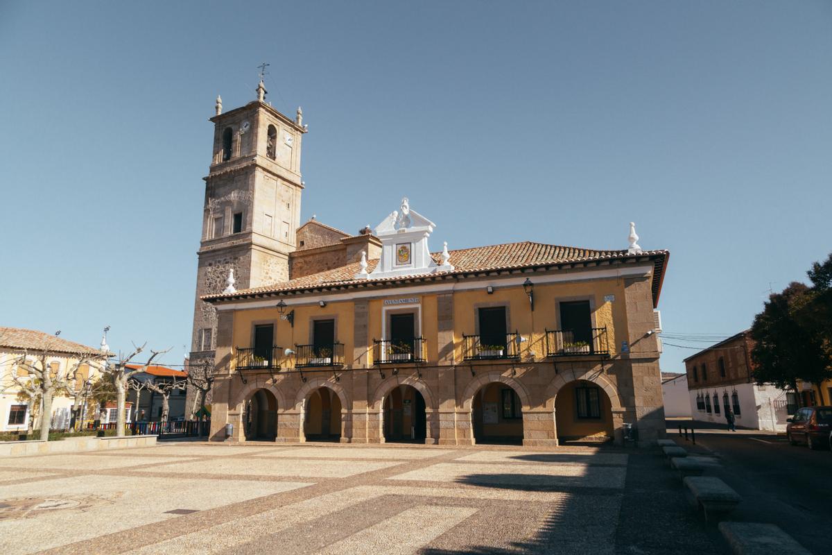 El Ayuntamiento de Alcaudete de la Jara, con la Parroquía de la Inmaculada Concepción al fondo. 