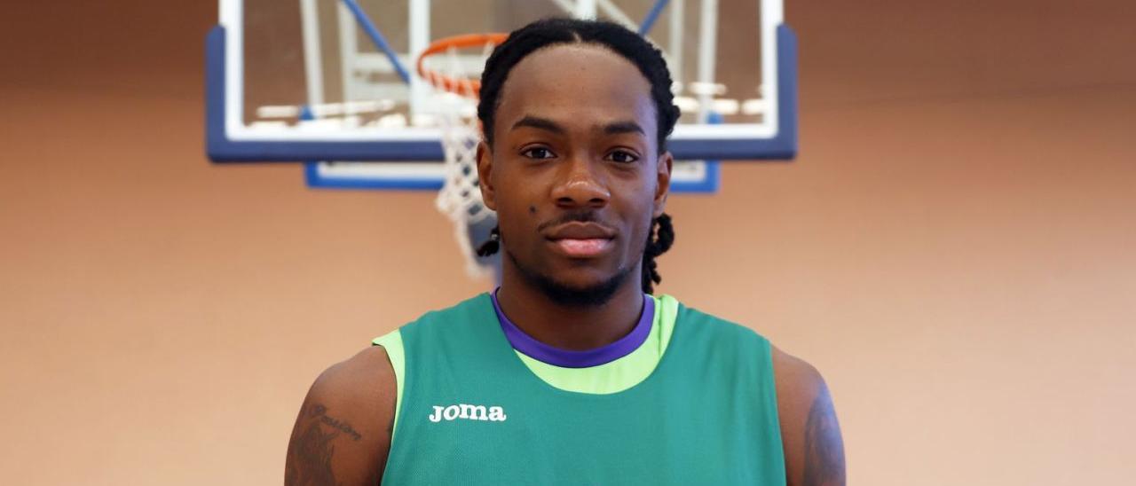 Kendrick Perry posa para La Opinión de Málaga en la pista auxiliar del Martín Carpena, en las horas previas al debut del Unicaja en la Liga.