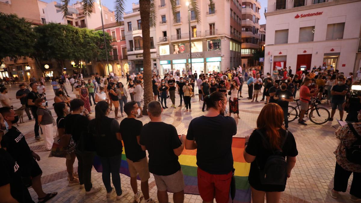 Imagen de archivo de una concentración de repulsa contra la homofobia celebrada en Elche.