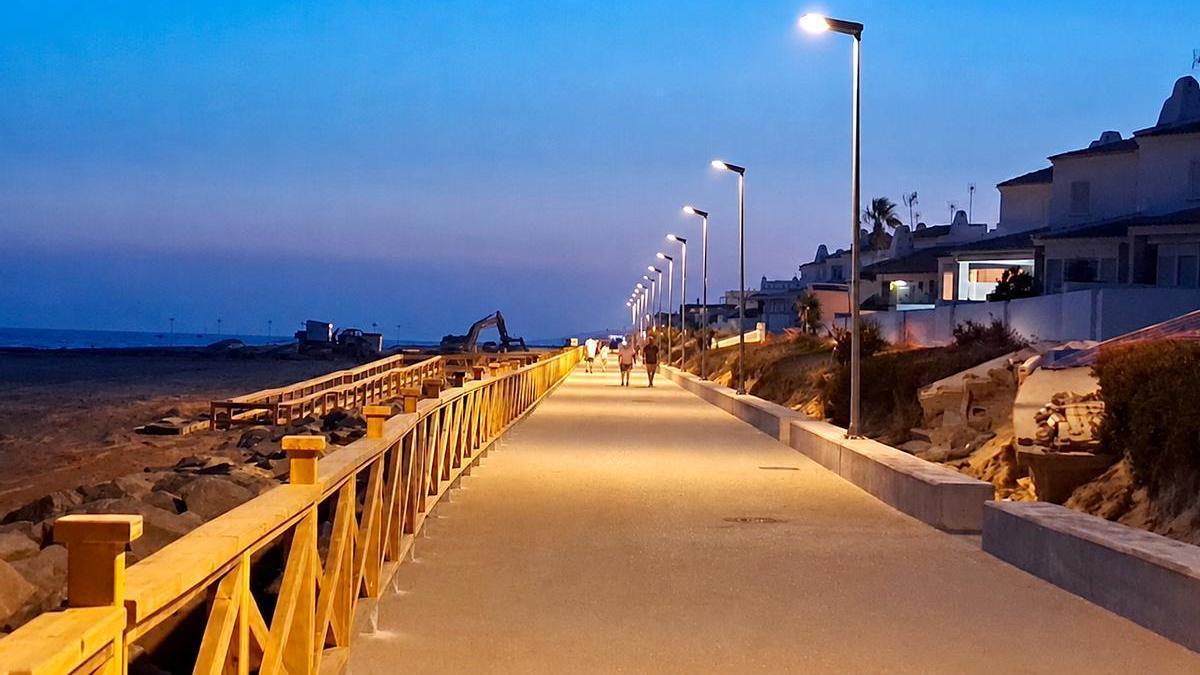 Imagen del paseo marítimo de Matalascañas el 19 de junio ya casi culminadas las obras de recuperación.