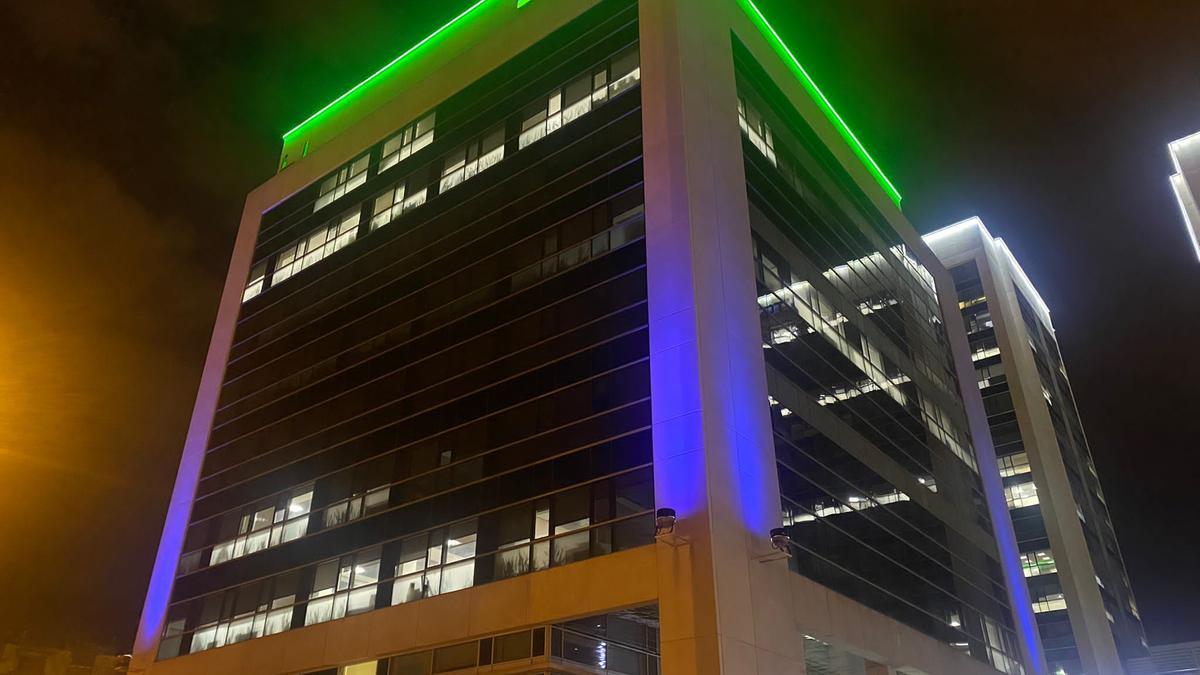 Torre DKV de Zaragoza, iluminada para reivindicar el Día Internacional contra los tumores cerebrales