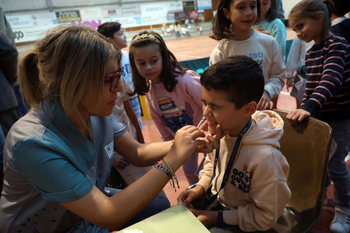 Vacunación infantil intranasal en un colegio de Cambados.