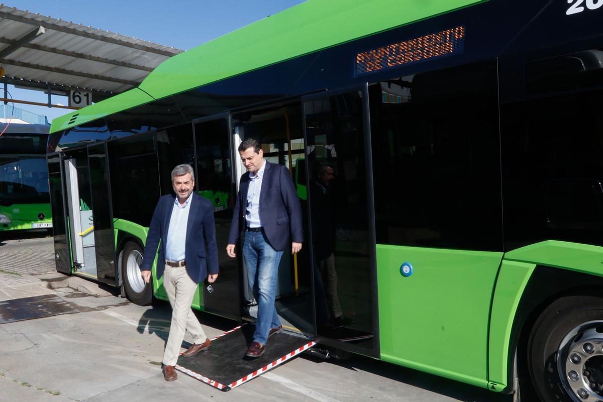 El presidente de Aucorsa, Miguel Ángel Torrico, y el alcalde, José María Bellido, bajan de uno de los autobuses nuevos.