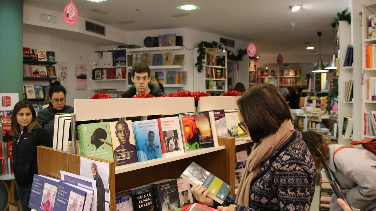 Persones comprant llibres en una de les llibreries de Calonge, Poble de llibres