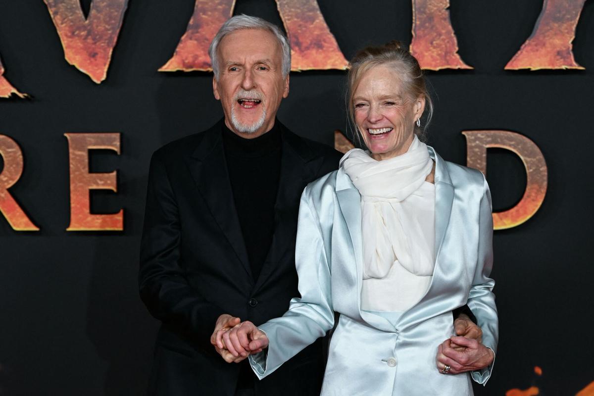 James Cameron y su esposa Suzy Amis Cameron.