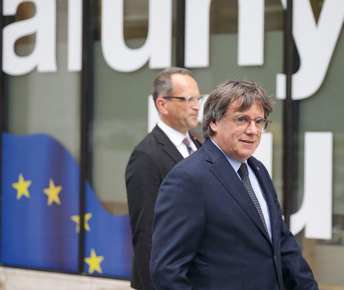 Puigdemont esfulla la margarida Puigdemont esfulla la margarida