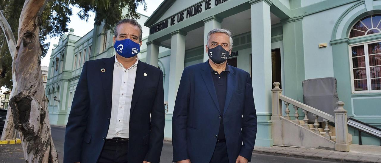 Rafael Robaina Romero (i) y Lluis Serra Majem ante la sede institucional de la ULPGC. | | ANDRÉS CRUZ