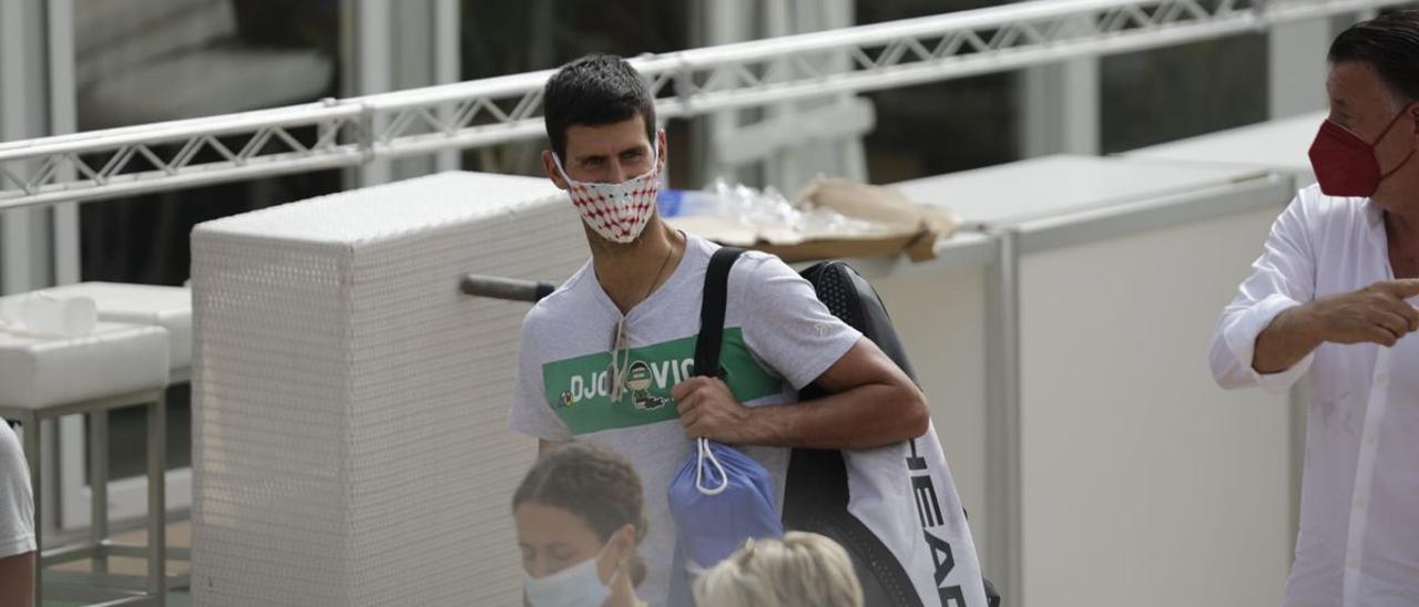 Novak Djokovic se dirige a una de las pistas del Mallorca Country Club, en junio del año pasado.