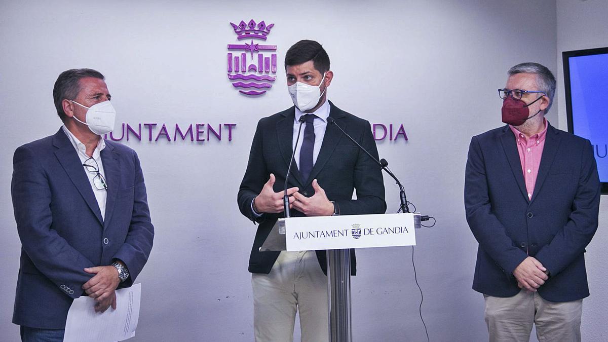 El alcalde de la ciudad, José Manuel Prieto, entre Salvador Gregori y Josep Alandete, durante la explicación del nuevo Plan de Ajuste pactado.    àlex oltra