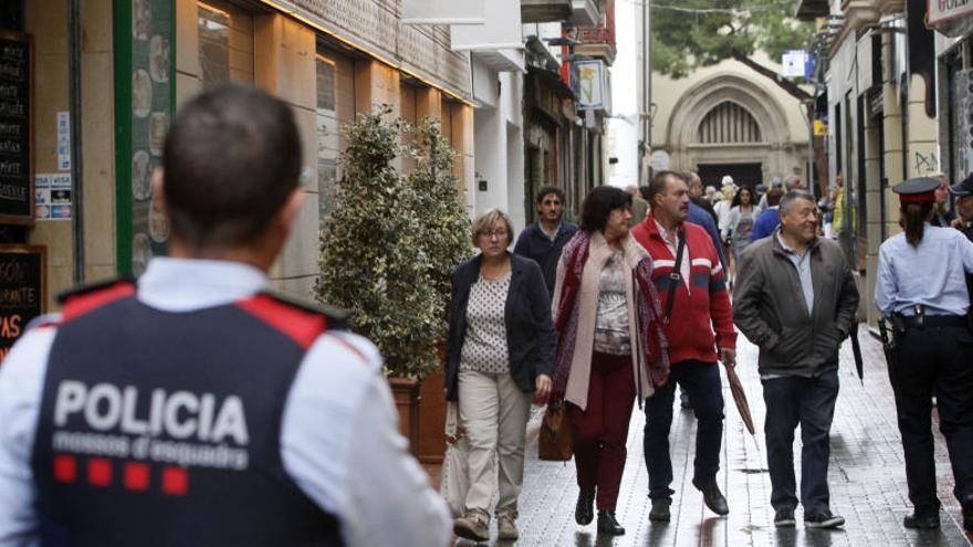 Els agents de la Policia Local de Lloret de Mar i dels Mossos d´Esquadra a la part de darrere de la joieria.