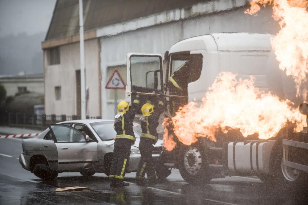 Bomberos y personal de los equipos de emergencias ensayan cómo intervenir en caso de accidente con mercancías peligrosas