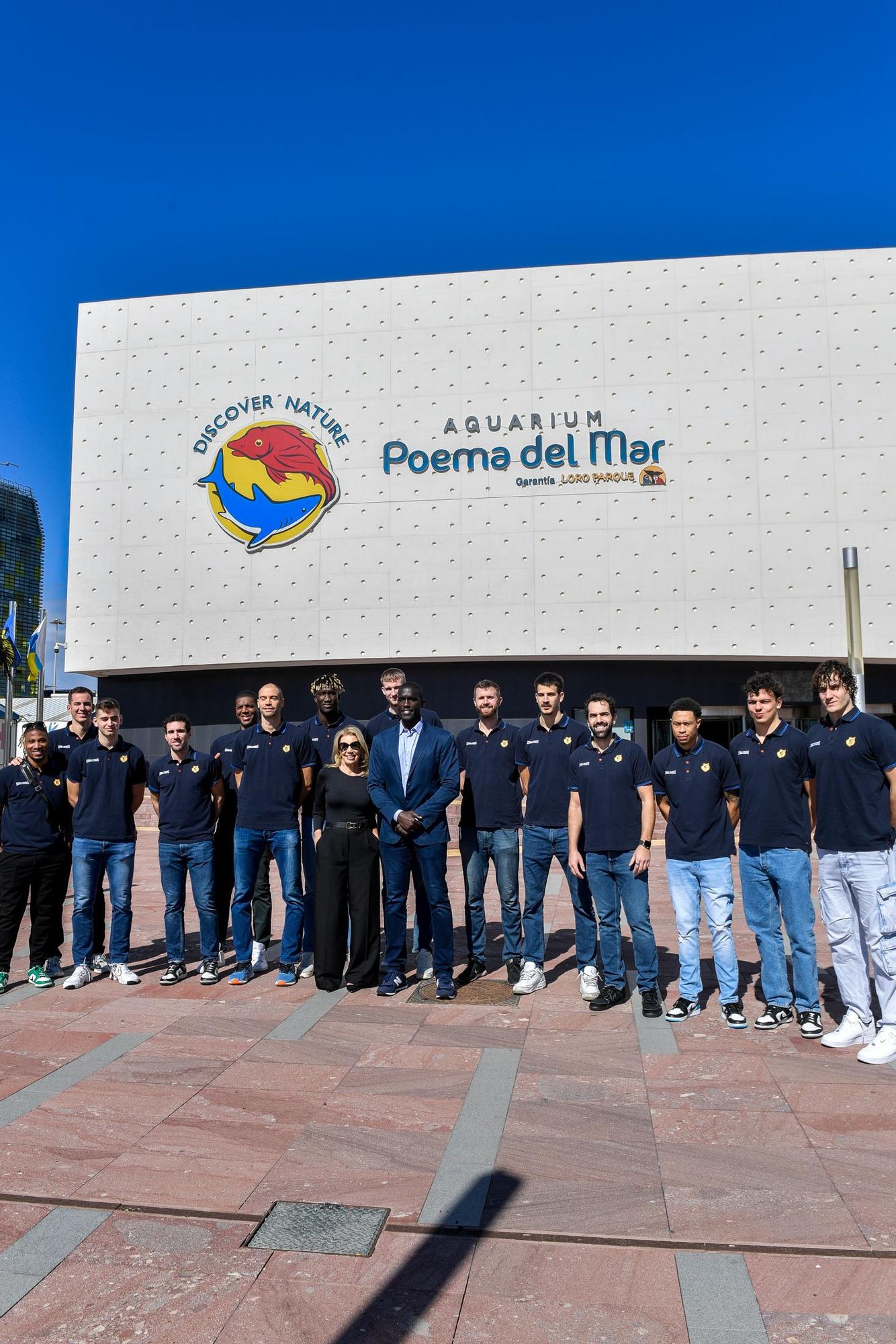 Los jugadores del CB Gran Canaria visitan el acuario Poema del Mar