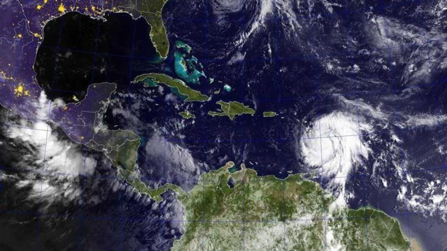 El huracán María alcanza ya la categoría 5 y devasta Dominica