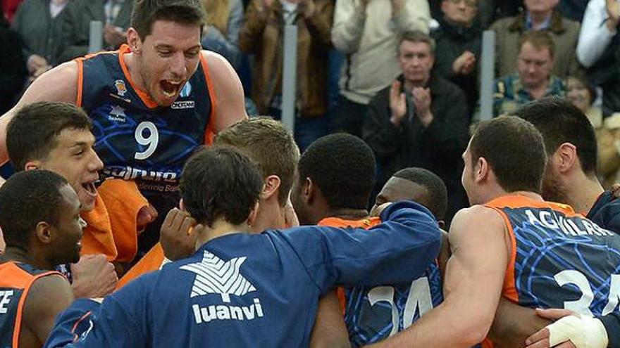 La plantilla celebra la victoria frente al Nizhny Novgorod