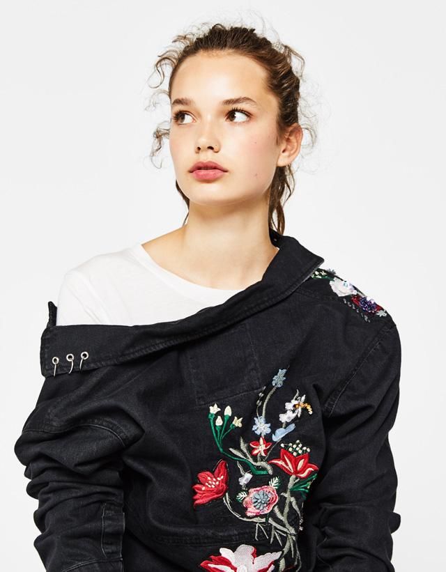 Rebajas Bershka: cazadora denim con flores