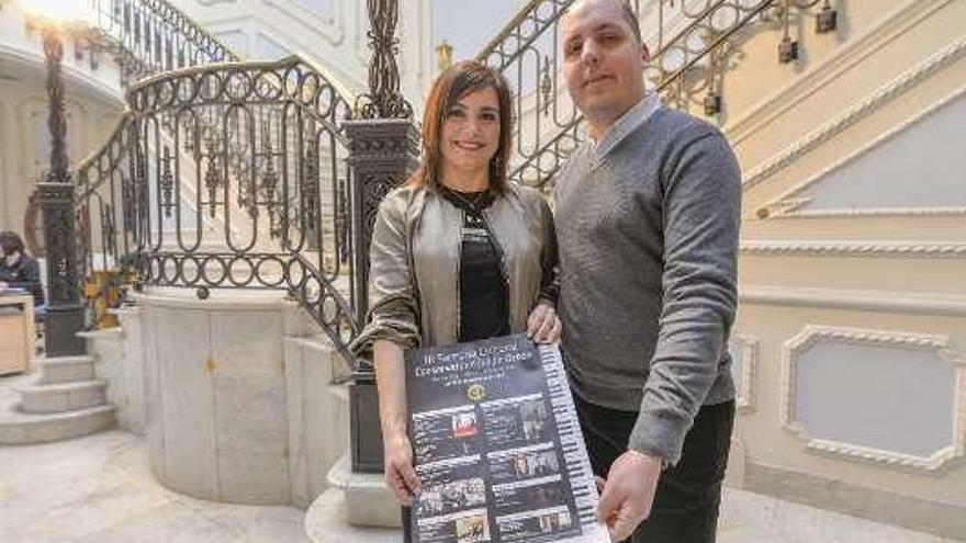 Yolanda Alonso y Carlos Galán, con el cartel de las jornadas.