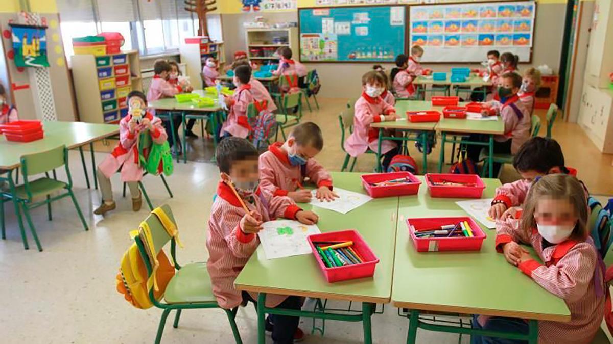 Niños en un colegio de Ourense con sus mascarillas