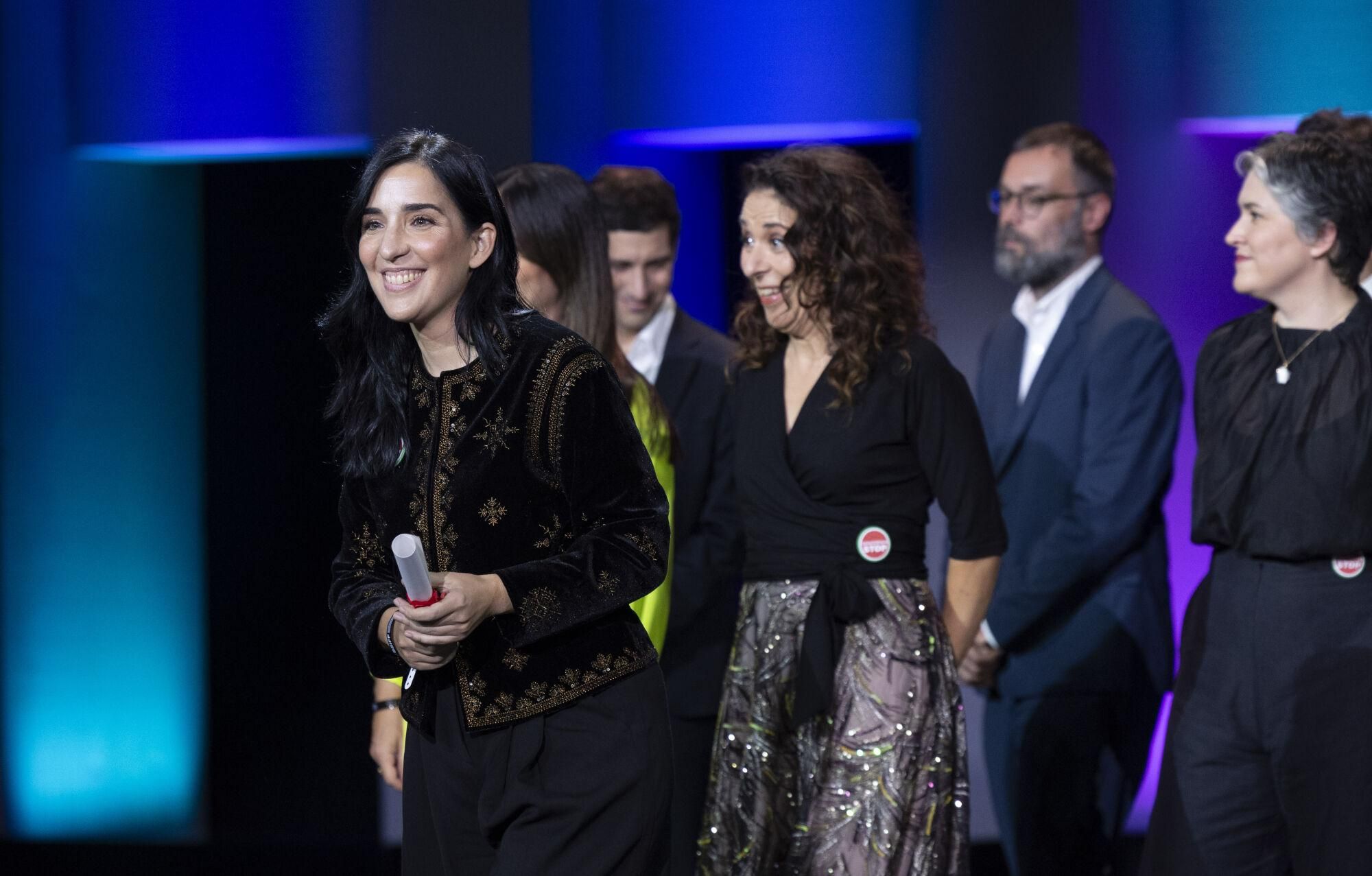 SAN SEBASTIÁN, 27/09/2025.- La realizadora Alauda Ruiz de Azua ha recibido el Premio Irizar del Cine Vasco por 'Los domingos', este sábado en la gala de clausura del 73 Festival Internacional de Cine de San Sebastián. EFE/ Javier Etxezarreta