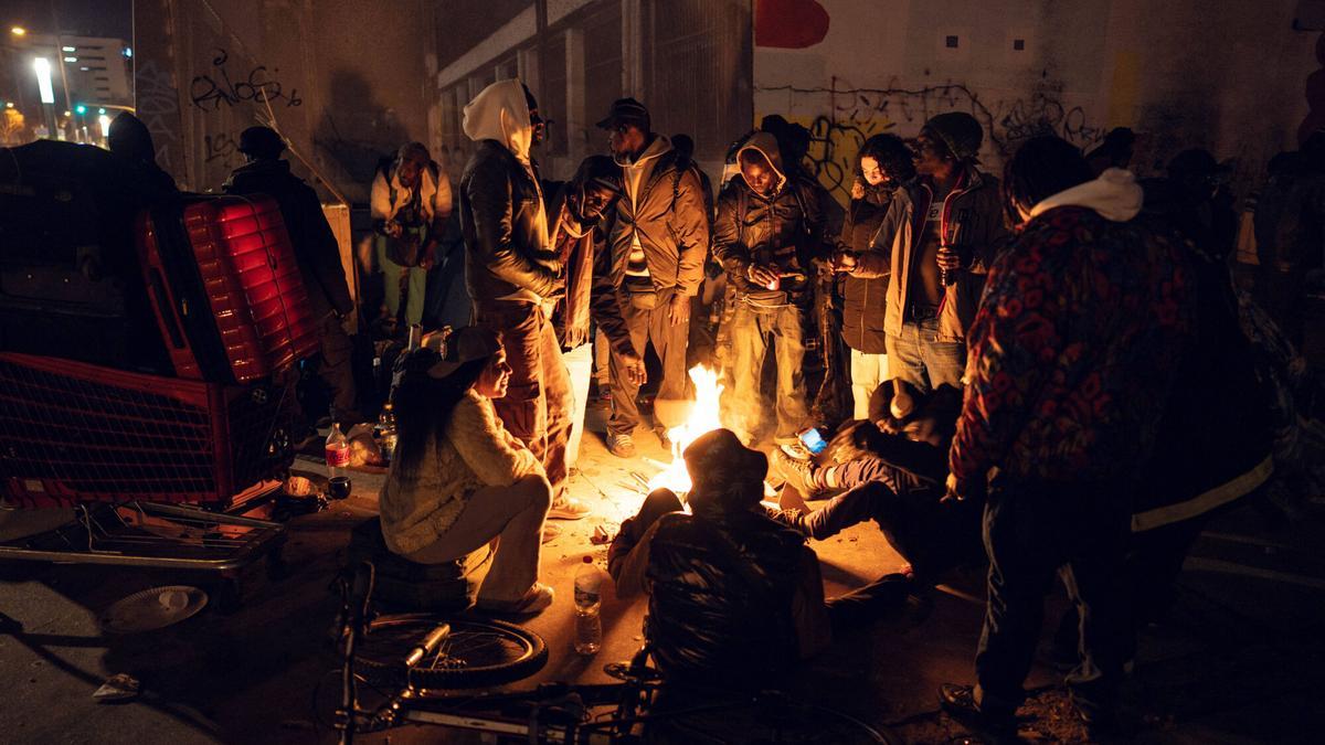 Los desalojados en Badalona acampan delante del instituto B9 para pasar la noche al raso