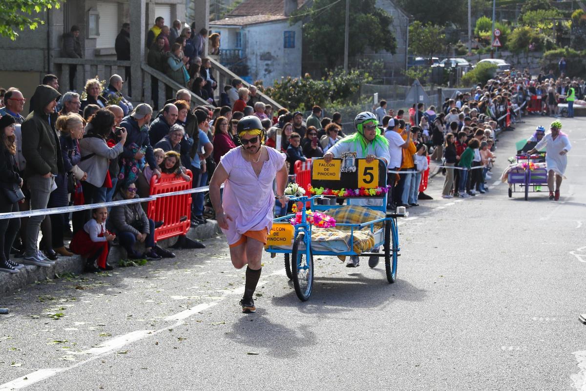 "Os Rompecolchóns 2.0" se impone en una carrera de camas de Meaño que deja espectaculares imágenes