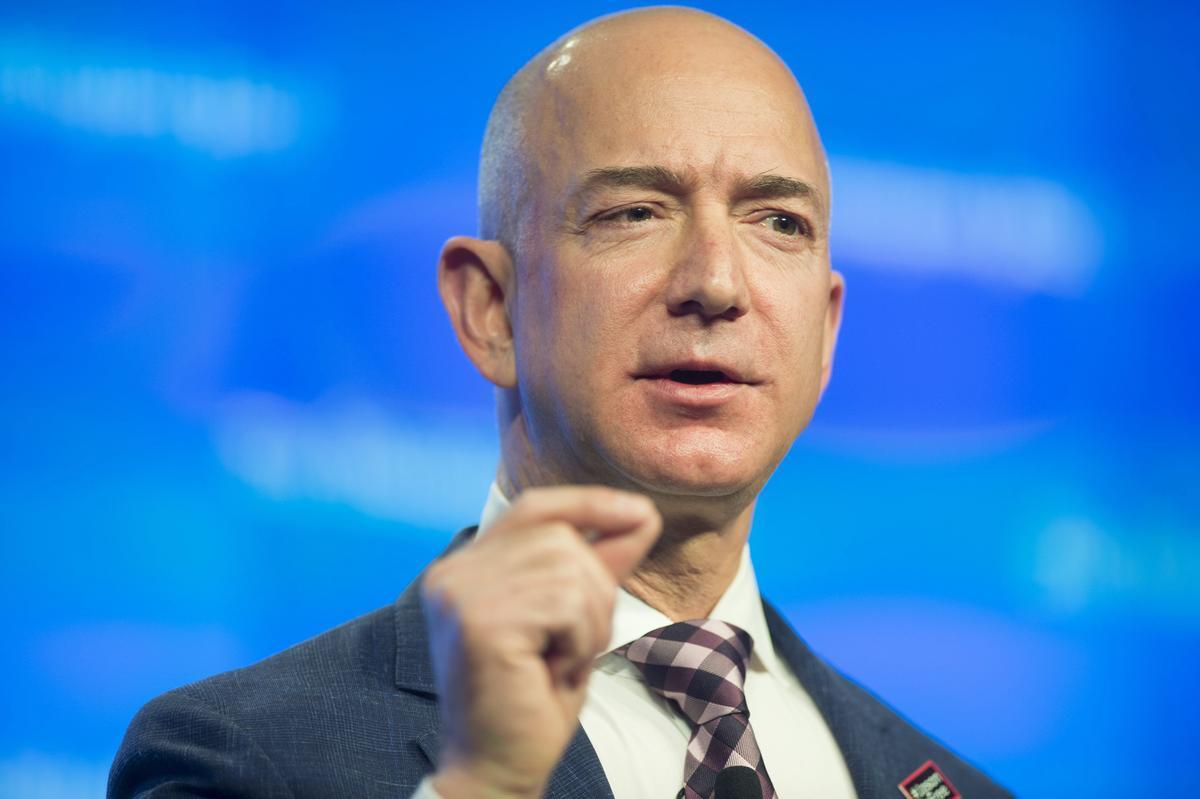 El propietario del diario 'The Washington Post' y fundador de Amazon, Jeff Bezos, pronuncia un discurso durante la inauguración de la nueva sede del periódico, en Washington, EE.UU., el 28 de enero del 2016.