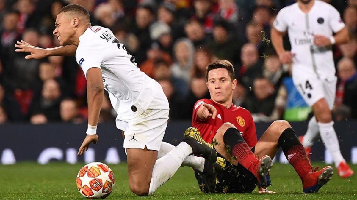 Ander Herrera disputa un balón con Mbappé