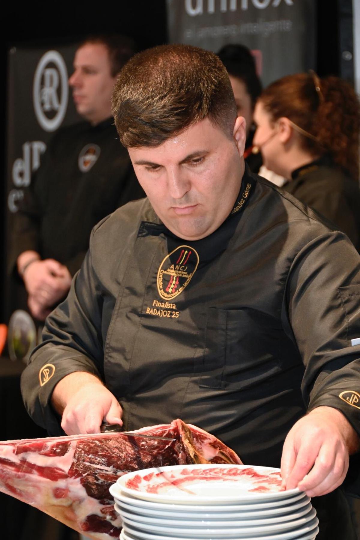Javier Fernández corta jamón en la final del campeonato.