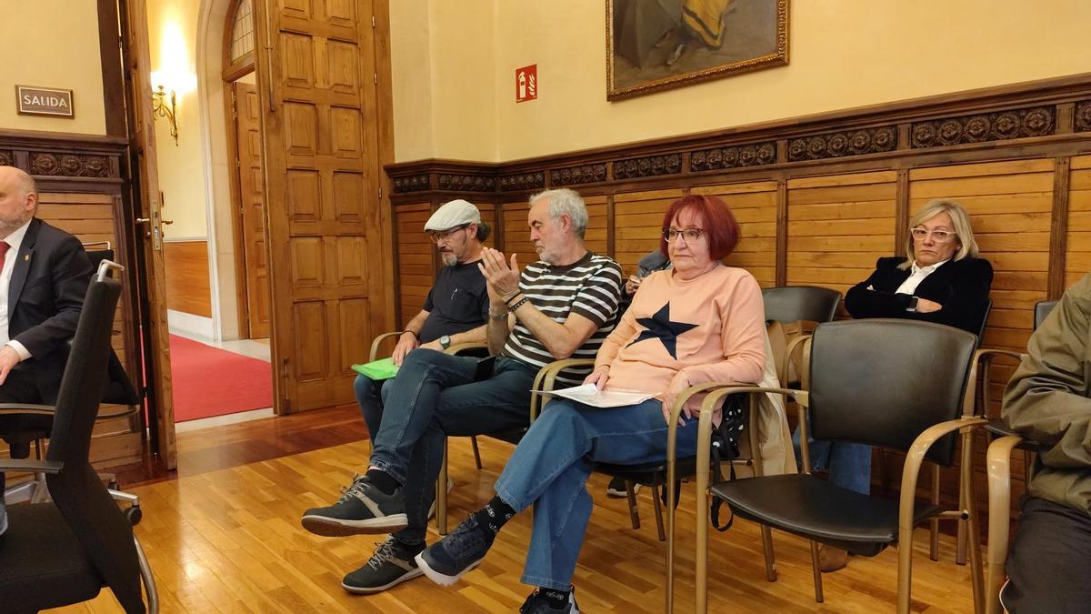 Carmen Vilas junto a Manuel Cañete espera para intervenir ante el Pleno.