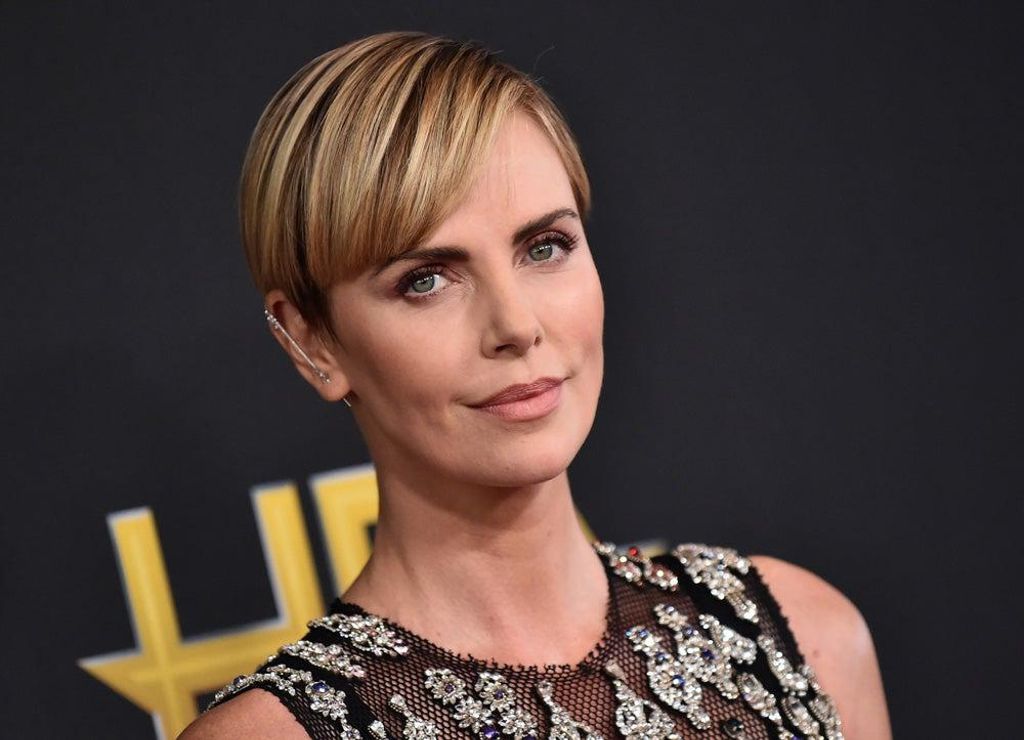 Charlize Theron y el flequillo a un lado
