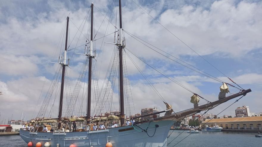 El velero Pascual Flores recibe 3.000 visitas en el puerto de Torrevieja