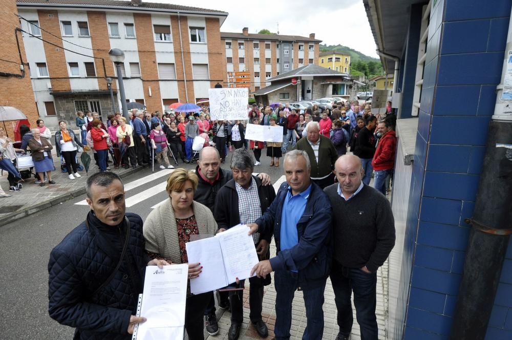 Manifestación frente al centro de salud de La Vega