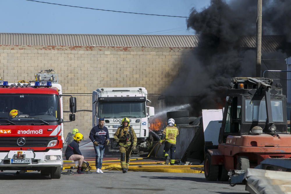 Más de 30 bomberos participan en la extinción del fuego