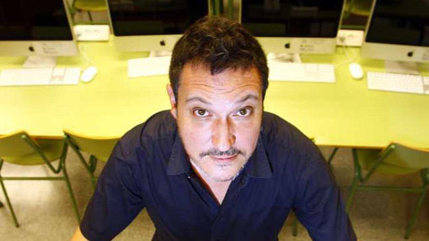 Jordi Bachero, en la Escuela que dirige en Alicante.