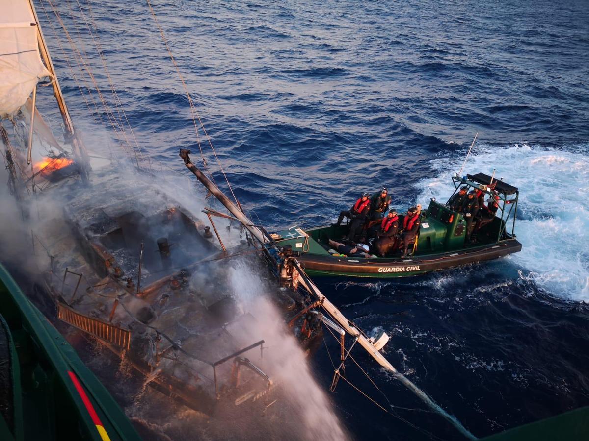 Agentes de la Guardia Civil se aproximan al velero Magallanes, en aguas próximas a Canarias.