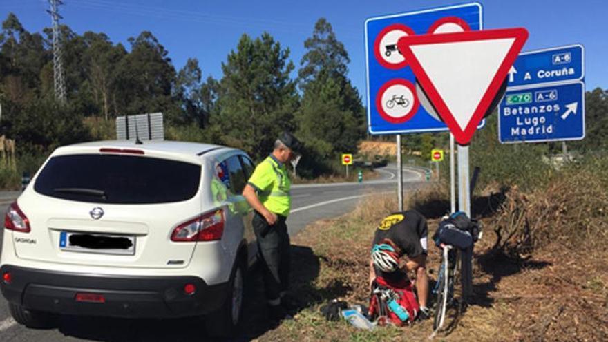 La Guardia Civil denuncia a un ciclista por circular por la A-6