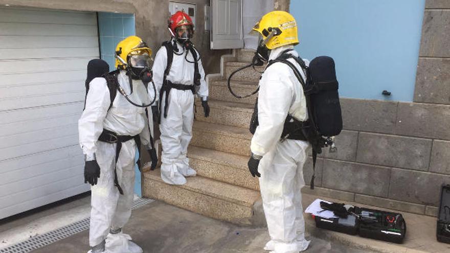 Los bomberos, junto a la casa.