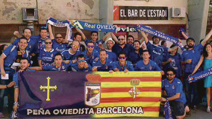 Varios miembros de la peña Barcelona, en Cádiz, con Sergio Egea.