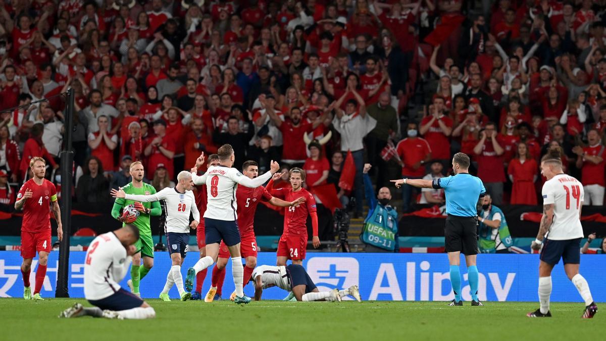 La secuencia del penalti (y 5). Makkelie señala la falta. Los daneses protestan, los ingleses lo celebran.