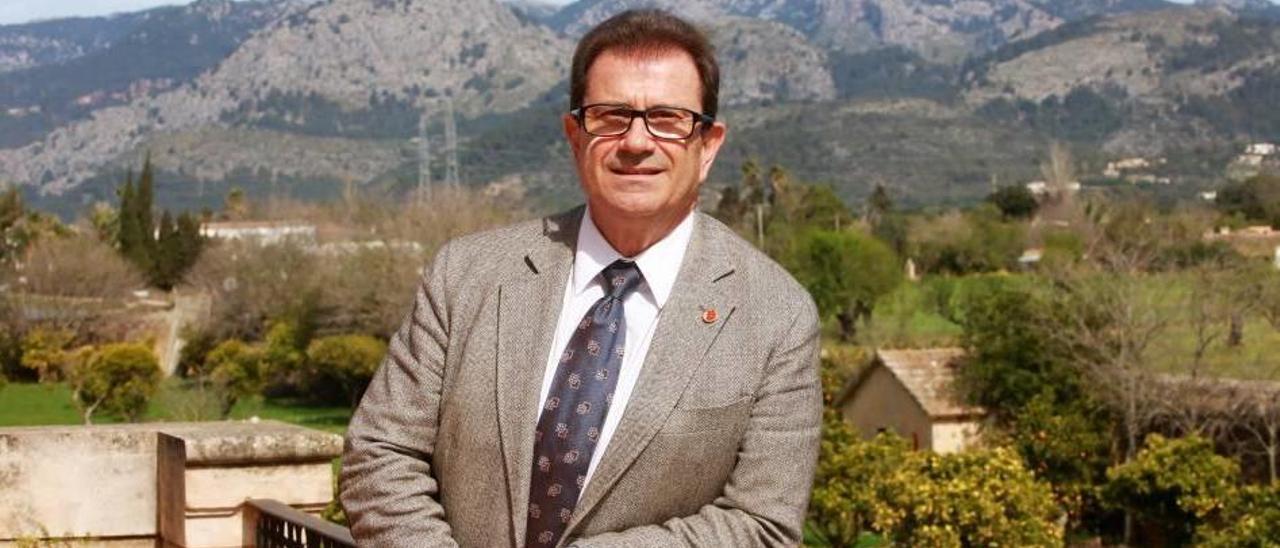 Llorenç Huguet, en la terraza del edificio de Son Lledó del campus.