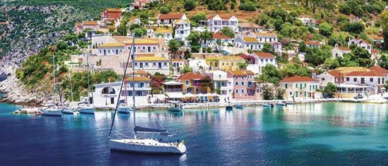 Fiskardo, puerto del noreste de Cefalonia suele aparecer citado como el Saint-Tropez local.