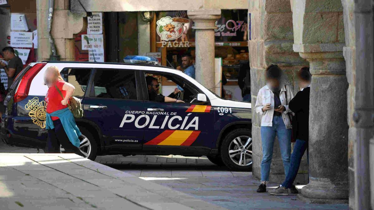 Un vehículo policial patruyando en Pontevedra. // G. Santos