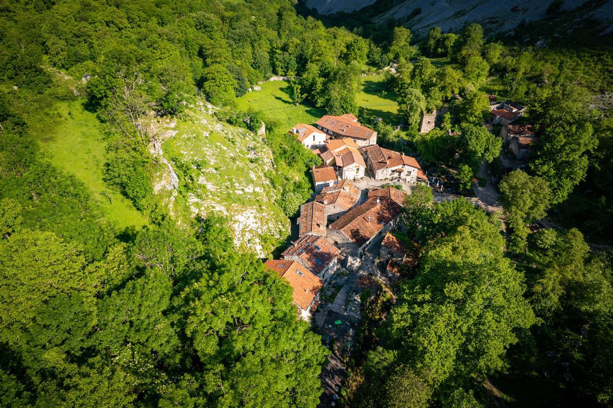 Vista aérea de un pueblo de montaña en Los Picos de Europa.