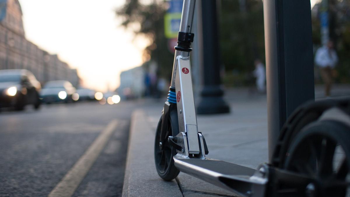 Imagen de archivo de un patinete eléctrico