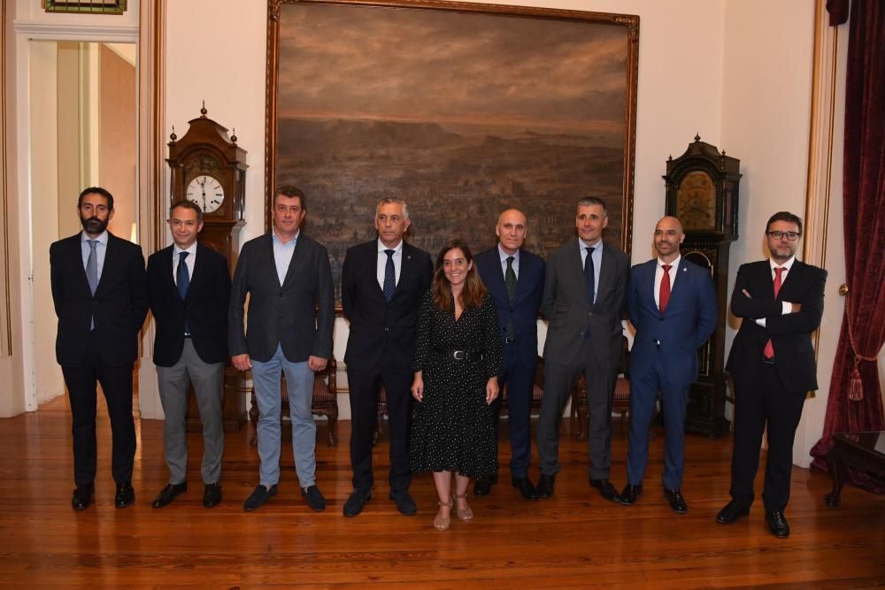 Proyectos pendientes como la nueva fachada de Riazor, la conmemoración del 75 aniversario del estadio o el Museo del Dépor fueron algunos de los temas que abordaron durante una hora de reunión.