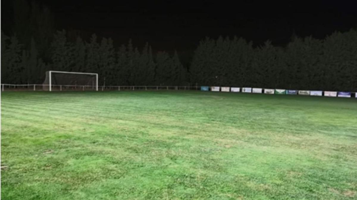 El campo de fútbol cuenta con una nueva iluminación . | SERVICIO ESPECIAL