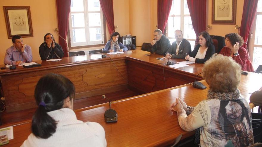 La reunión del Consello da Igualdade de Bueu, esta mañana en el salón de plenos. | Santos Álvarez