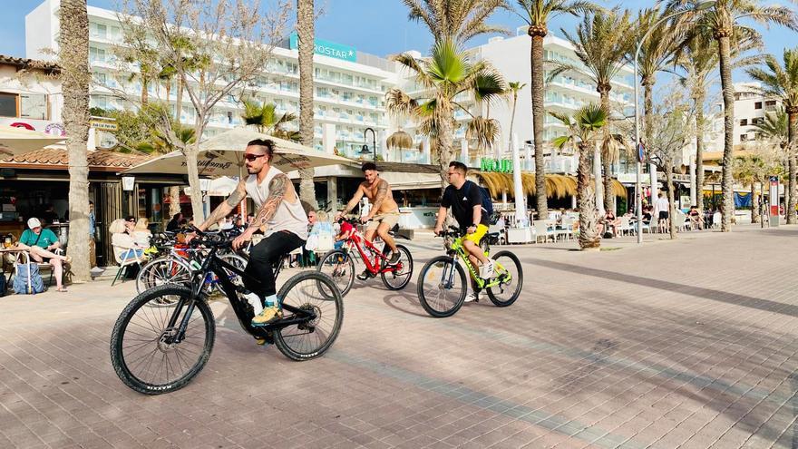 Die Sonne scheint, Musik dröhnt aus den Boxen – so sieht es gerade an der Playa de Palma aus